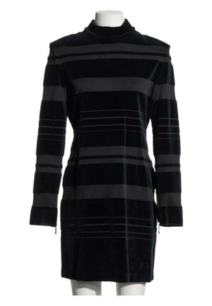 Mini-robe noire à manches longues avec des rayures horizontales grises et un col haut, présentée sur un buste de mannequin blanc.