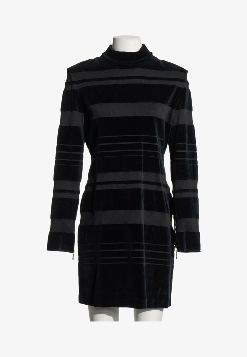 Mini-robe noire à manches longues avec des rayures horizontales grises et un col haut, présentée sur un buste de mannequin blanc.