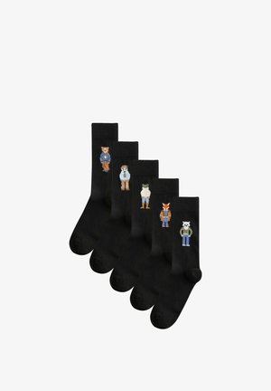 Fünf schwarze Socken, jede mit einem anderen bestickten Tiercharakter, der Kleidung trägt, in einer Reihe angeordnet.