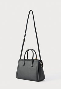 Μαύρη δερμάτινη τσάντα με δύο πάνω λαβές και αποσπώμενο ιμάντα ώμου. Διαθέτει δομημένο σχήμα και χρυσές μεταλλικές λεπτομέρειες.