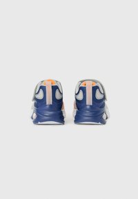 Baskets de sport avec une tige en mesh bleu et gris, des accents orange, un col rembourré et une semelle en caoutchouc blanc avec un motif texturé.