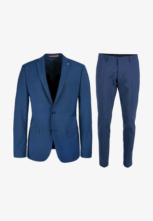 Blaues Sakko mit Knopfverschluss und Seitentaschen, kombiniert mit passenden, maßgeschneiderten Hosen. Der Stoff wirkt glatt mit einer dezenten Textur.