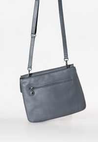 Graue Leder-Umhängetasche mit einem Reißverschluss-Hauptfach und einer Vordertasche. Verfügt über einen verstellbaren Schultergurt und eine glatte Textur.