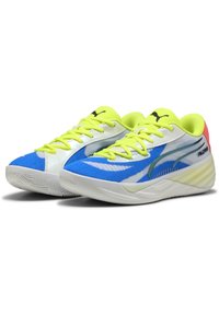 Puma sportssko med en overdel i blåt og hvidt mesh, neongule snørebånd og detaljer samt en hvid gummisål med tekstureret greb.