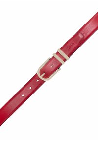 Czerwony skórzany pasek o gładkiej fakturze, z metalową klamrą w kolorze srebrnym i wieloma otworami do regulacji rozmiaru.