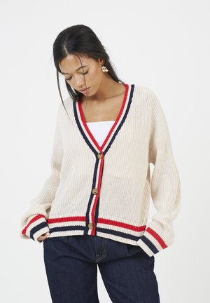 Cardigan lavorato a maglia beige con scollo a V profondo, accenti a strisce rosse e blu navy su polsini e orlo, con bottoni di legno davanti.