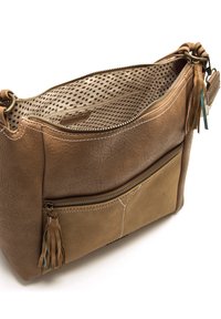 Bolso de hombro de cuero marrón con cierre superior con cremallera, acabado texturizado, bolsillo exterior y forro interior de lunares. Cuenta con detalles de borlas.