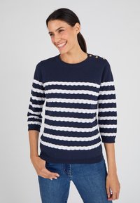 Maglione a righe blu navy e bianche con scollatura rotonda e maniche a tre quarti. Presenta bottoni decorativi sulla spalla e orlo a costine.