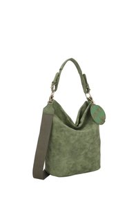 Borsa a spalla in suede verde con tracolla regolabile e etichetta rotonda verde, caratterizzata da un design morbido e informe.