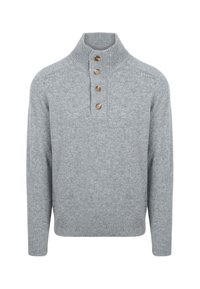 Hellgrauer Strickpullover mit hohem Kragen und vier braunen Knöpfen entlang der Vordermitte, gerippte Bündchen und Saum.