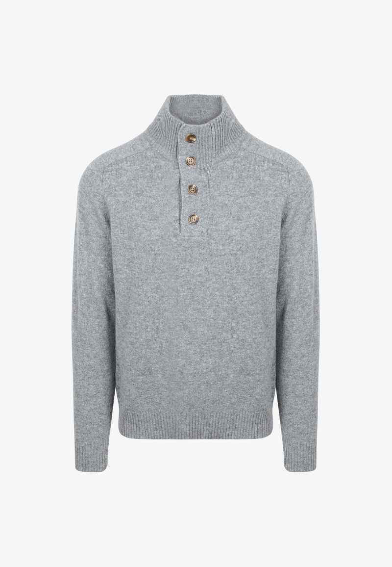 Hellgrauer Strickpullover mit hohem Kragen und vier braunen Knöpfen entlang der Vordermitte, gerippte Bündchen und Saum.