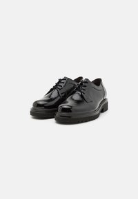 Scarpe eleganti nere in pelle con una finitura lucida, punta rotonda, design con lacci, suola spessa in gomma nera e dettagli di cucitura minimali.