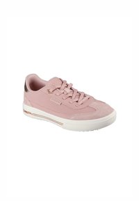 Zapatilla de ante rosa con parte superior texturizada, cierre de cordones, detalles perforados, suela de goma blanca y acento metálico en el talón.