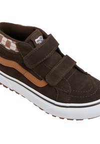 Sneaker in suede marrone con doppie fasce in Velcro, suola in gomma bianca e striscia laterale beige, dotato di una fodera a scacchi e di un classico logo.