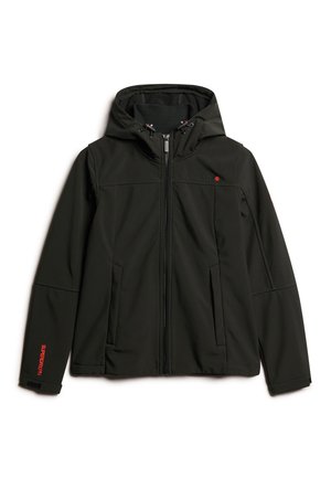 Schwarze Softshell-Jacke mit Reißverschluss an der Vorderseite, verstellbarem Kapuzenkragen und zwei Seitentaschen. Mit roten Logoakzenten und Kontrastnähten.