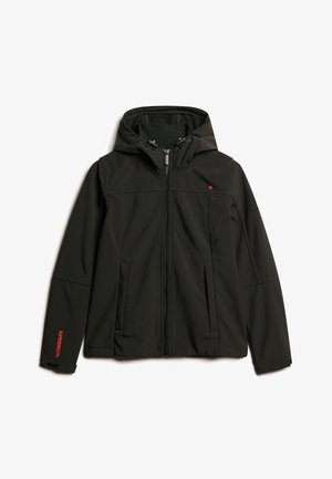 Zwarte softshell jas met een rits aan de voorkant, verstelbare capuchon en twee zijzakken. Bevat rode logo-accenten en contrasterende stiksels.