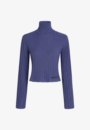 Lilla ribbestrikket rullekrage genser med lange ermer, kort lengde og rå kant. Har en subtil logo nær den nedre frontkanten.