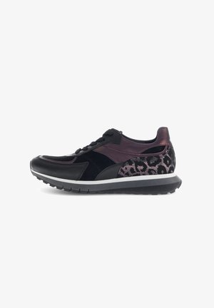 Zwarte en donkerpaarse sportieve schoen met een gestructureerde suede bovenkant, accenten met luipaardprint, rubberen zool en traditionele vetersluiting.