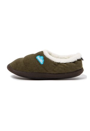 Zapatilla verde oliva con forro de felpa blanco, suela blanda y parche azul con logo en el lateral, mostrada desde el lado exterior.