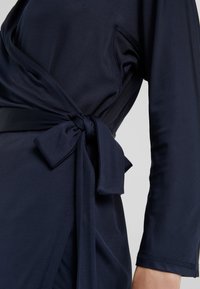 By Malene Birger Sukienka z dżerseju