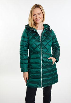 Jachetă pufă verde cu glugă, cu un design cu romburi, închidere cu fermoar și buzunare laterale. Fabricată dintr-un material strălucitor și neted.