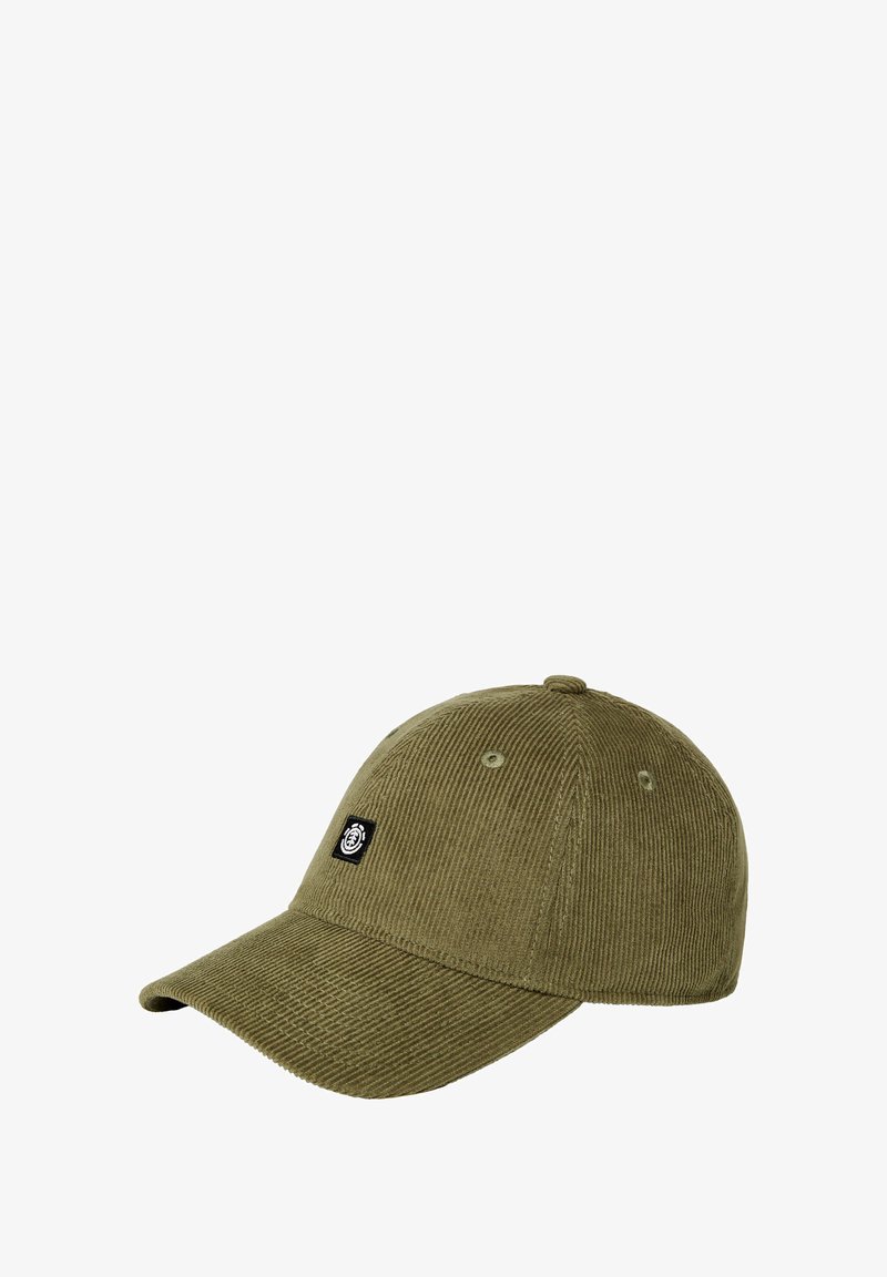 Gorra de sarga verde oliva con visera curvada, diseño de seis paneles y un parche negro con logo en la parte frontal, que cuenta con orificios de ventilación.