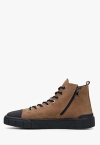Bruine suède hoge sneakers met een getextureerde zwarte rubberen neuskap, veterasluiting aan de voorkant en een zijrits voor eenvoudig aan- en uittrekken. Zwarte rubberen zool.