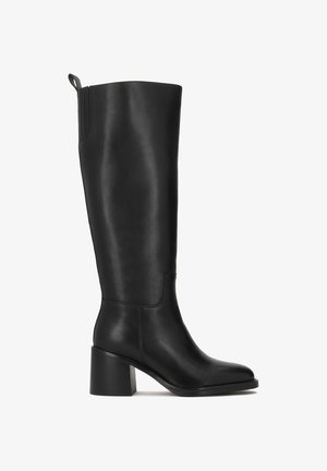 Schwarzer knöchelhoher Lederstiefel mit Blockabsatz. Glatte Textur, runde Zehenform und Zugschlaufe oben für einfaches Anziehen.