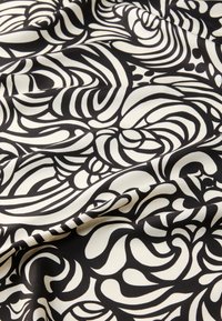 Tecido com padrão em preto e branco, apresentando formas abstratas ondulantes. Textura suave com acabamento brilhante, exibindo contrastes acentuados.