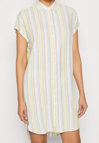 Vestido de manga corta, abotonado, hecho de una tela ligera, con rayas verticales en colores pastel y un dobladillo redondeado.
