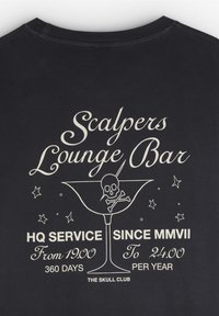 Camiseta negra con un gráfico en blanco que presenta un vaso de martini con una calavera, estrellas y detalles del servicio.