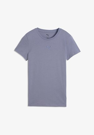 Camiseta de algodón de manga corta en color púrpura claro, con cuello redondo y pequeño logo de Puma bordado centrado en el pecho.