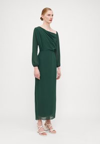 WAL G TALL ABI OFF SHOULDER MAXI - Proginė apranga - forest green