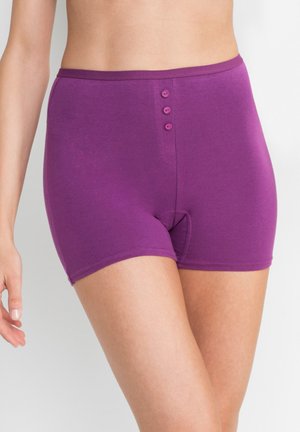 Shorts en coton violet au design ajusté, avec une taille et trois boutons sur le devant. Texture lisse et sans motifs visibles.