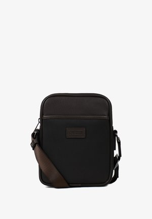 Petit sac bandoulière noir avec garniture en cuir marron foncé et bandoulière réglable, conçu pour un usage quotidien.