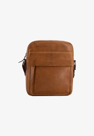 Brun læder crossover taske med en frontlomme, glat tekstur, afrundede hjørner og en justerbar rem. Mærket med "VENEZIA" på forsiden.
