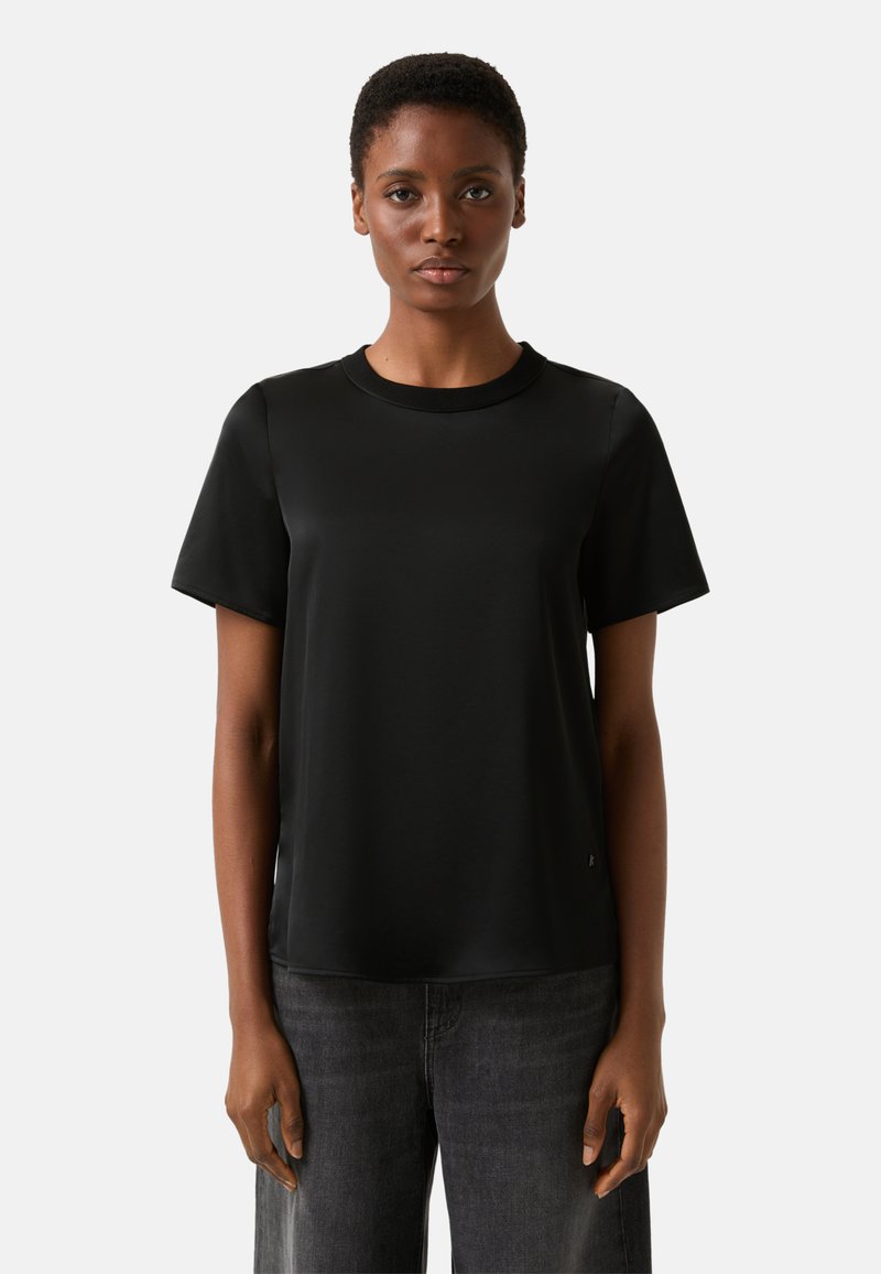 Schwarzes T-Shirt mit kurzen Ärmeln und Rundhalsausschnitt, aus glattem Stoff, mit lockerem Schnitt und minimalistischem Design.