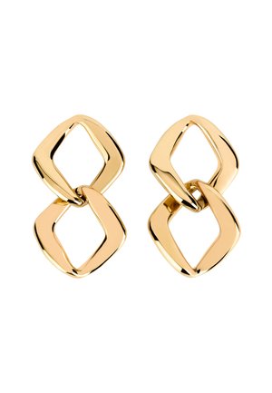 Pendientes dorados que presentan enlaces en forma de diamante interconectados, con un acabado suave y brillante y una ligera curvatura en su diseño.