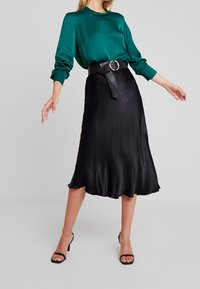 More & More Blus - dark green
