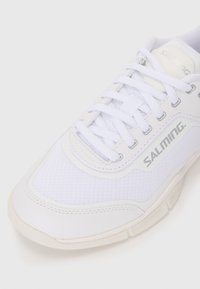 Hvide sportsko med mesh- og syntetiske materialer, struktureret detaljer, flade snørebånd og "SALMING" branding i sølv.