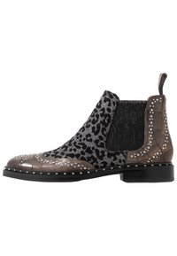 Botas Chelsea de estampado de leopardo con un panel elástico negro texturizado, acentos de tachuelas metálicas y una puntera de cuero marrón oscuro y elegante.