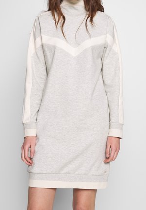Helles graues Sweatkleid mit hohem Kragen, langen Ärmeln und cremefarbenen Zickzackstreifen über der Vorderseite und an den Ärmeln. Weicher Stoff.