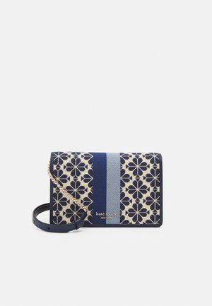 Petit sac bandoulière rectangulaire bleu marine et crème avec motif floral, rayures verticales bleues, chaîne dorée, et logo « kate spade » sur le devant.