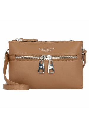 Lille tanfarvet læder crossbody-taske med sølv dobbelt lynlåslomme og justerbar rem, med Replay-mærkets logo foran.