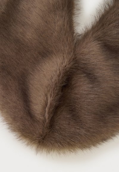 Fourrure brune douce et dense avec une texture fine et lisse et un ombrage naturel, affichée sur un fond clair.