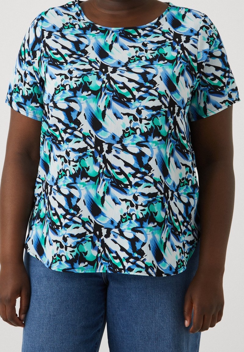 T-shirt à manches courtes avec un motif abstrait bleu, noir et vert. Le tissu a une texture lisse, avec un col rond et une coupe décontractée.
