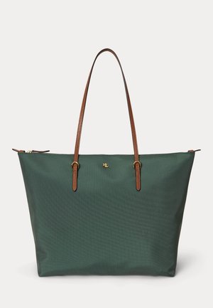 Mørkegrøn tote-taske med brune læderhåndtag og lille gyldent logo foran, lynlåslukning, enkelt og struktureret design.