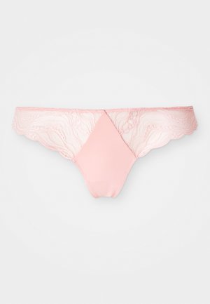 Roze kanten string met een gegolfde tailleband en een glad voorpand, dat een mix van kant en zachte stoftexturen benadrukt.