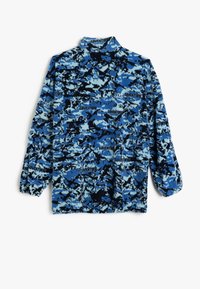 Chaqueta de forro polar con un patrón de camuflaje azul y negro, con el texto "ADVENTURE" impreso por todo el diseño y puños elásticos.