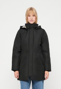 Czarna kurtka na zewnątrz z wysokim kołnierzem, zapięciem na zamek, bocznymi kieszeniami i ściągaczem w talii. Gładka tekstura oraz kaptur dla dodatkowego ciepła.